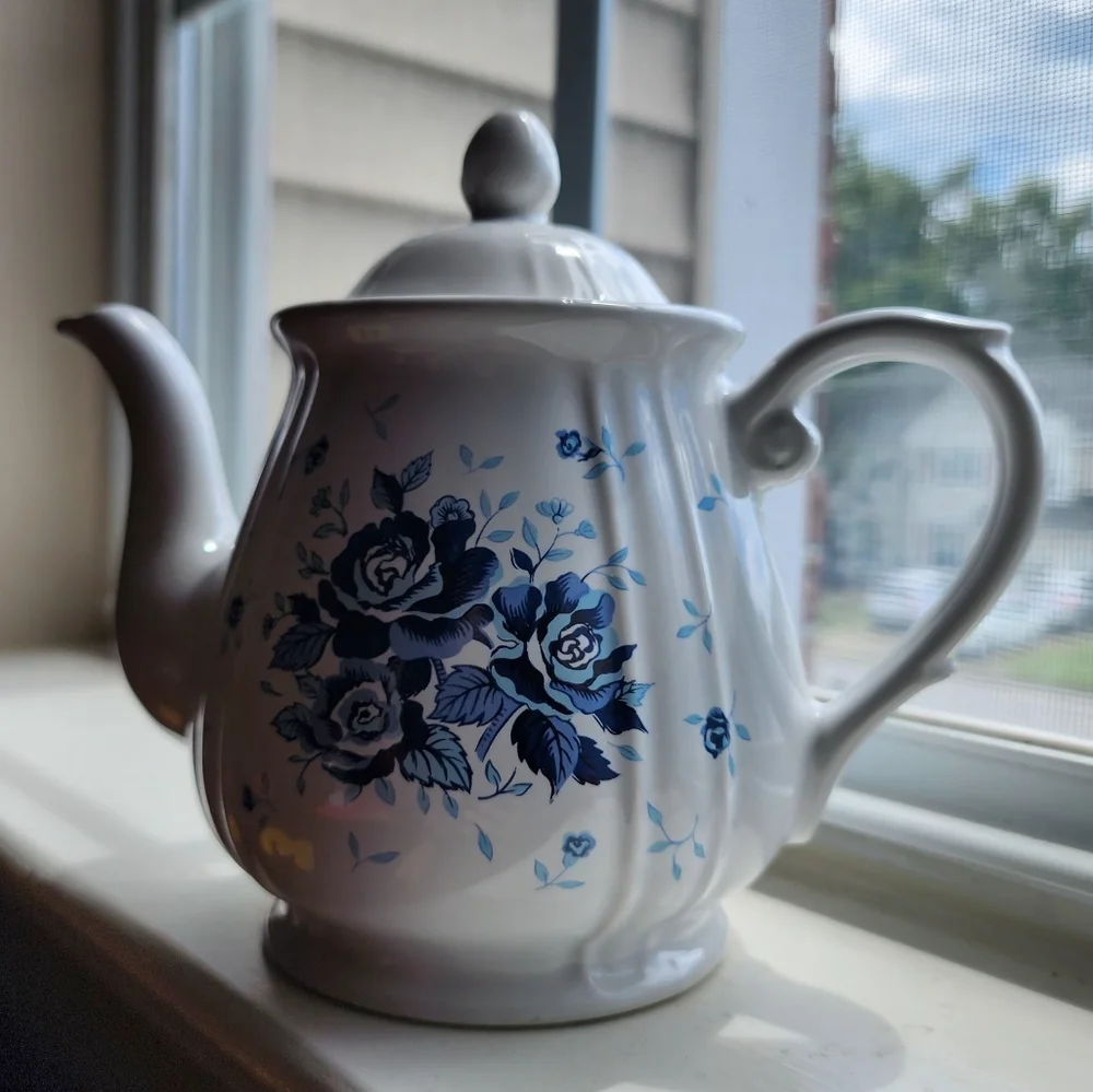 Ceramic kettle white‎ with blue roses